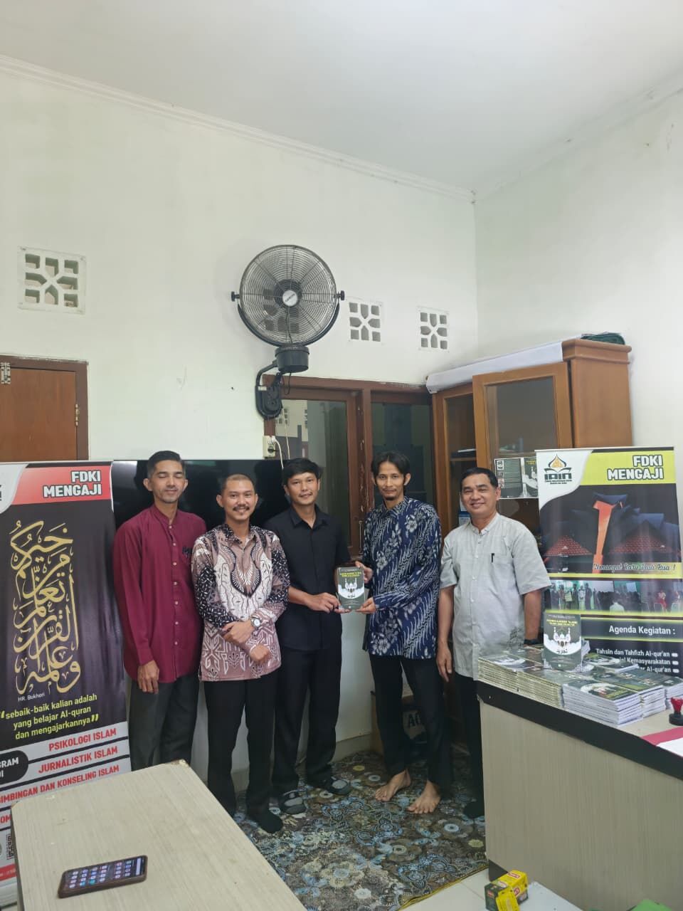 Bentuk implementasi nyata kerja sama Prodi KPI dan PKBM Bina Bangsa: Buku Tajwid FDKI Mengaji Sebagai Bentuk Penguatan Literasi Pondok Pesantren dan Masyarakat di Kabupaten Bangka Barat