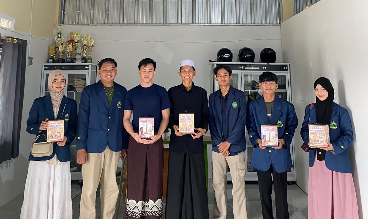 BUKA RUANG SUARA SANTRI, MAHASISWA KPI IAIN SAS BABEL SERAHKAN KOTAK ASPIRASI DI PONPES AL-ISLAM KEMUJA