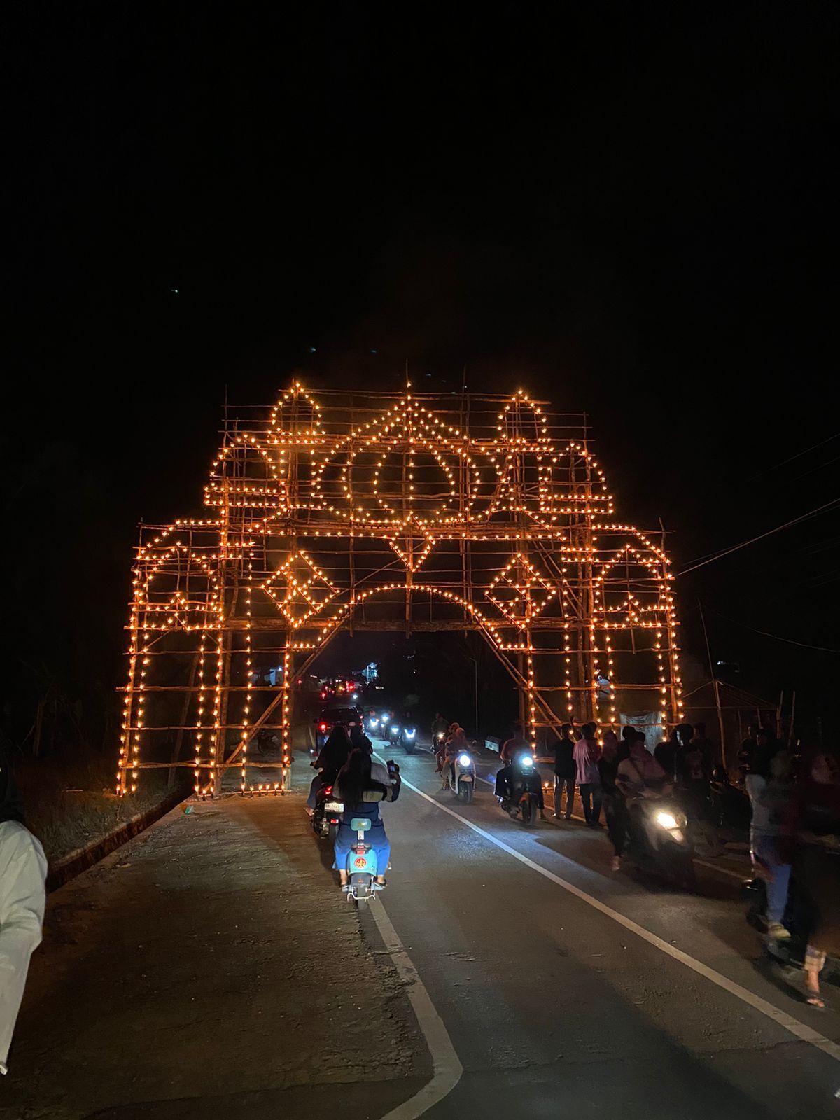Gemerlap Ribuan Lampu Colok: Tradisi Malam Tujuh Likur Desa Mancung Kembali Memukau Pengunjung.